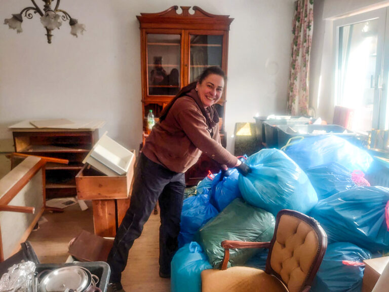 Entrümpelung kostenlos Stuttgart - Frau mit Müllsäcken